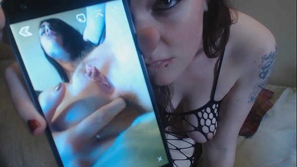 Ragazza chì filma sessu cù un pene falsu di sette pollici.