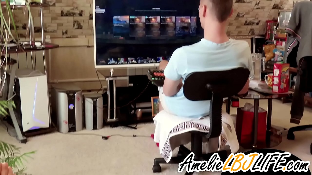 Ragazza si masturba cù u ghjocu sessuale per u so fidanzatu per ghjucà à i ghjochi di computer