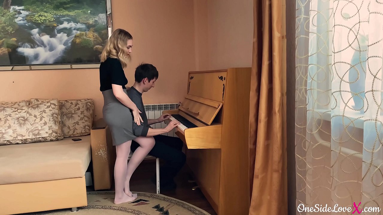U prufessore di pianoforte hà succhiatu u cazzo di u so studiente in fondu è l'hà scopatu.