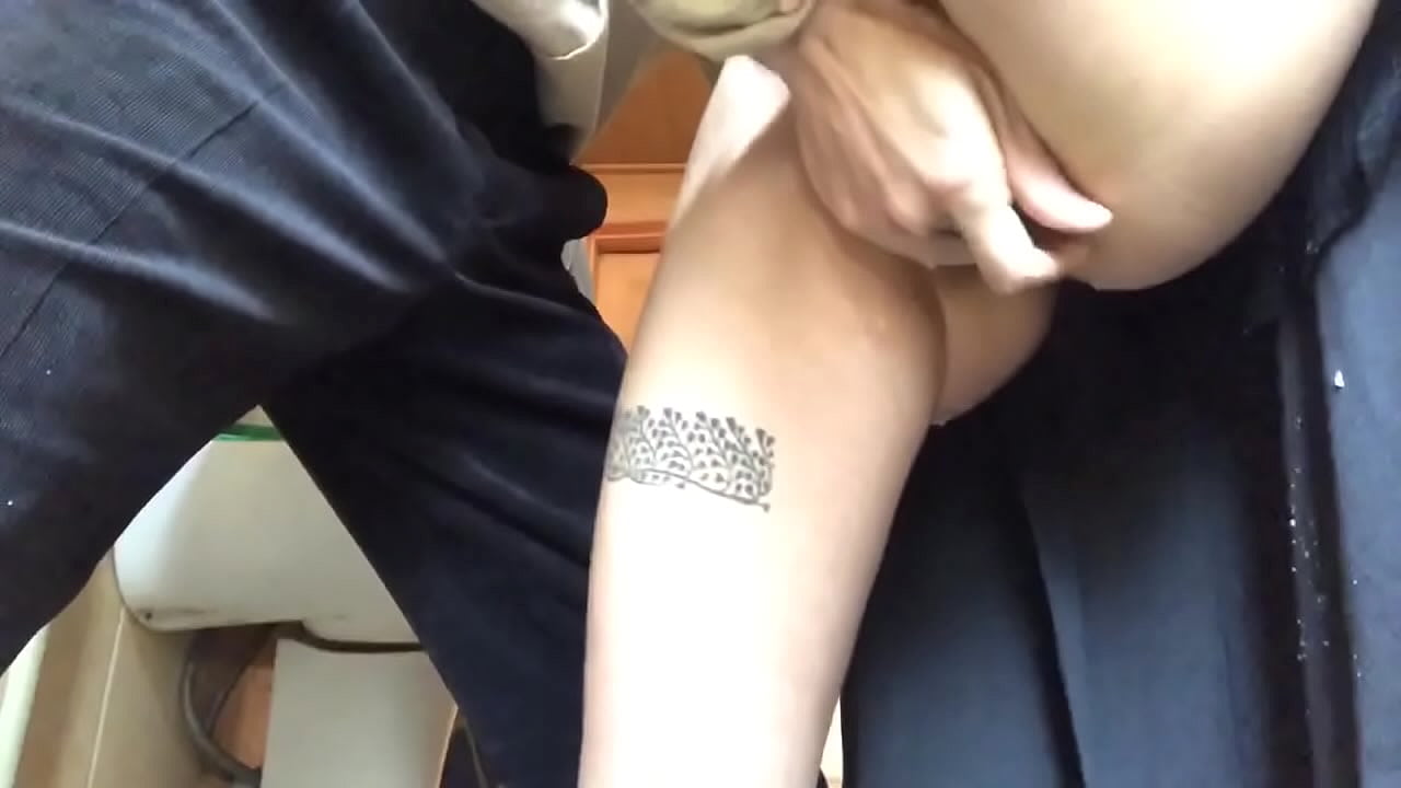 Squirt in u bagnu di a scola, un veru orgasmu spumosu - u mo maestru hà fattu u so megliu