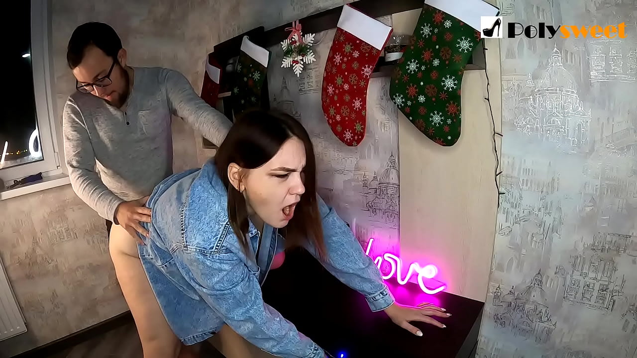 U tippu hà piaciutu di cazzo una bella ragazza cù una coda di cavallu in u culo cù a bocca è u cazzo