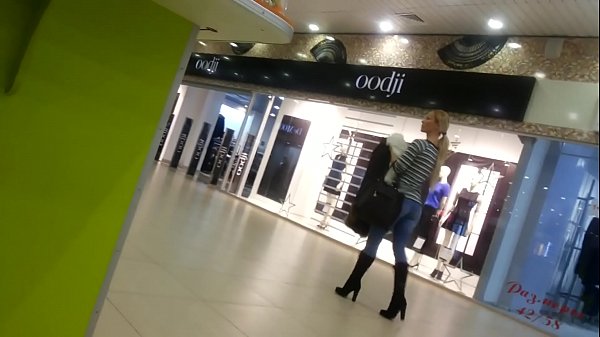 Cool chick in u supermercatu.