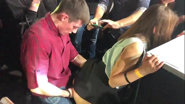 Sessu reale in una discoteca russa. Una ragazza russa di 18 anni in l'anu è a vagina scopata in una discoteca